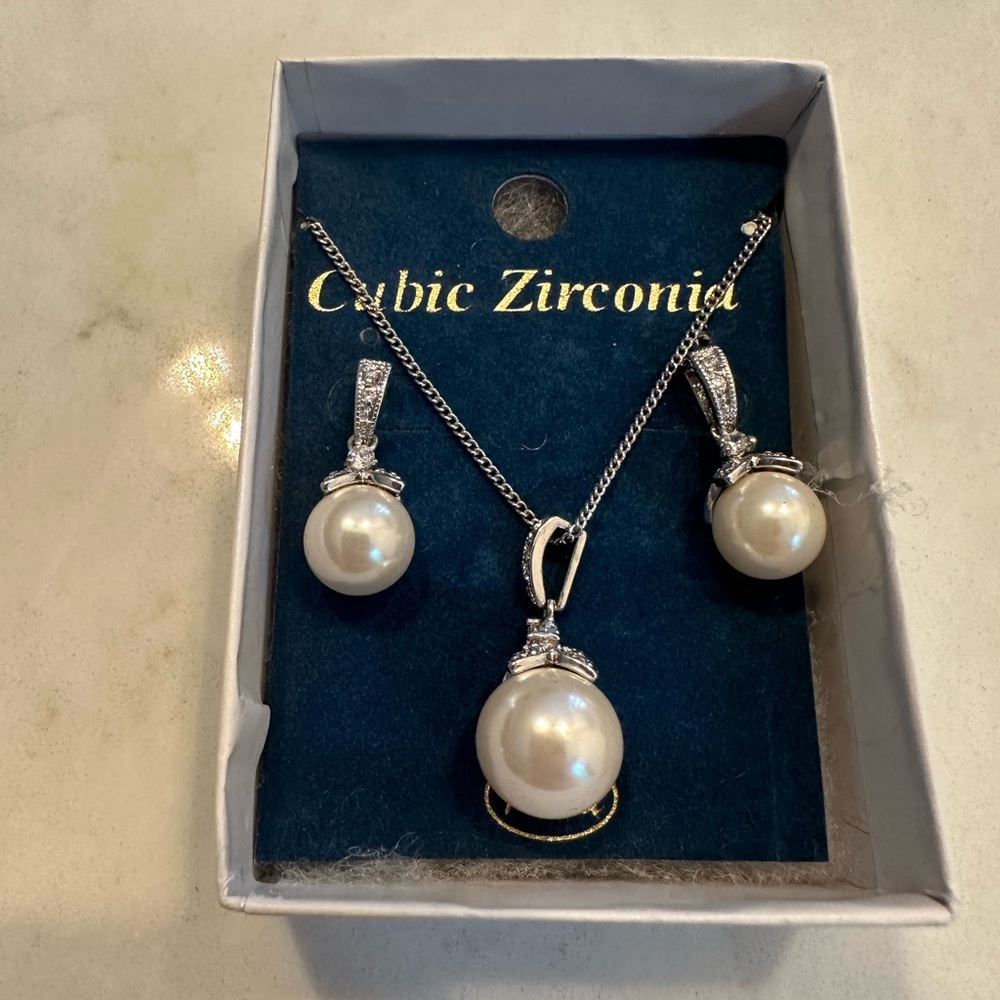 Earring and necklace set Pearl and CZ